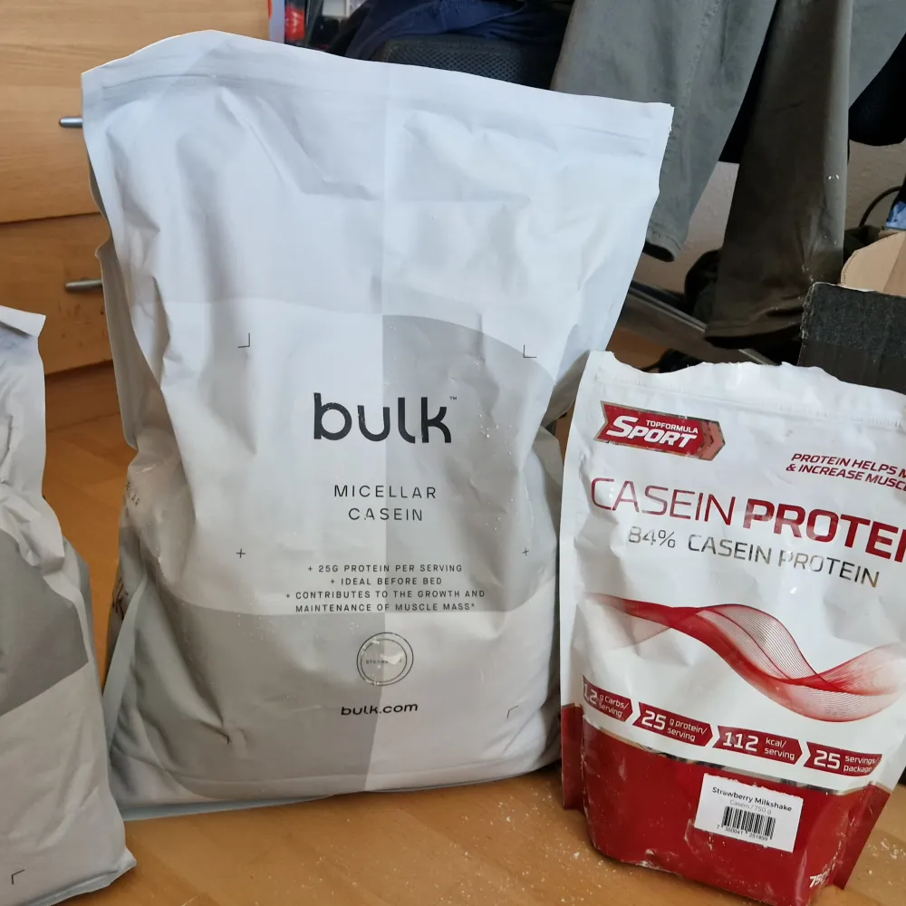 En skopa har använts i varje proteinpulver. Nypris är 1207 kr, extra påse ingår. Kom in i denna veckan men jag upptäckte att jag inte tål mjölkprotein och säljs vidare istället. Båda smakar riktigt bra och bra för de som vill ta nästa steg i sin träning.. Övrigt.