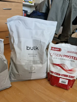 Bulk Protein Blend (2.5 kg Chocolate Cookies) och Micellärt Casein (4 kg Jordgubb)  - En skopa har använts i varje proteinpulver. Nypris är 1207 kr, extra påse ingår. Kom in i denna veckan men jag upptäckte att jag inte tål mjölkprotein och säljs vidare istället. Båda smakar riktigt bra och bra för de som vill ta nästa steg i sin träning.