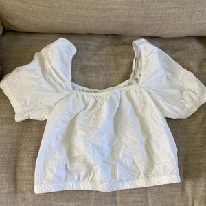 Topp - Supergullig topp med fyrkantig halsringning och puffiga ärmar. Köpt från H&M i storlek S, men kommer aldrig till användning för mig💕💕 Aldrig använd och därmed i ett helt nytt skick