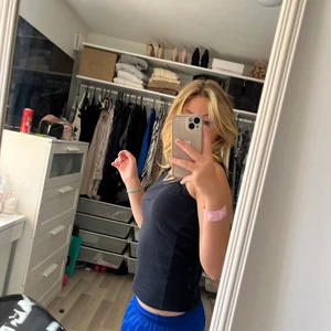 Basic svart linne med tjockare rem - Som sagt ett basis svart linne med lite tjockare rem, passar perfekt till lågmidjade byxor då det är ”lite” kort om man säger så👌🏻 