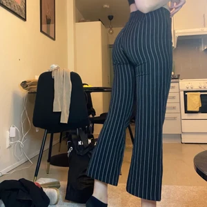 Randiga tygbyxor (S) - Randiga tygbyxor i svart och vit i strl S