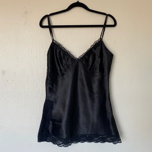 Eve of Eden linne  - Svart Eve of Eden linne med spets