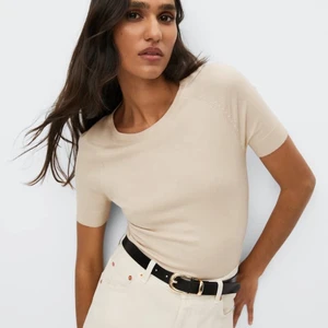 Stickad T-shirt  - Säljer nu min superfina beiga stickade T-shirt köpt på mango för några månader sen. Endast använd 1 gång, säljer då jag tyvärr inte använt den så mycket som jag hoppades på. Og. pris 269kr, men säljer den för 120kr!!💕 Skriv om fler bilder önskas.