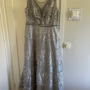 Festklänning silver  - Fest klänning silver  Storlek L/XL Endast använd 1 gång  