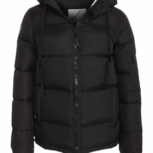 D.brand jacka storlek xs  - Säljer nu min D.brand vinterjacka. Bilderna är lånade skriv privat om du vill titta närmre. Jackan är använd men i bra skick. Original pris 1999💞 obs! Den kan uppfattas som liten i storleken.