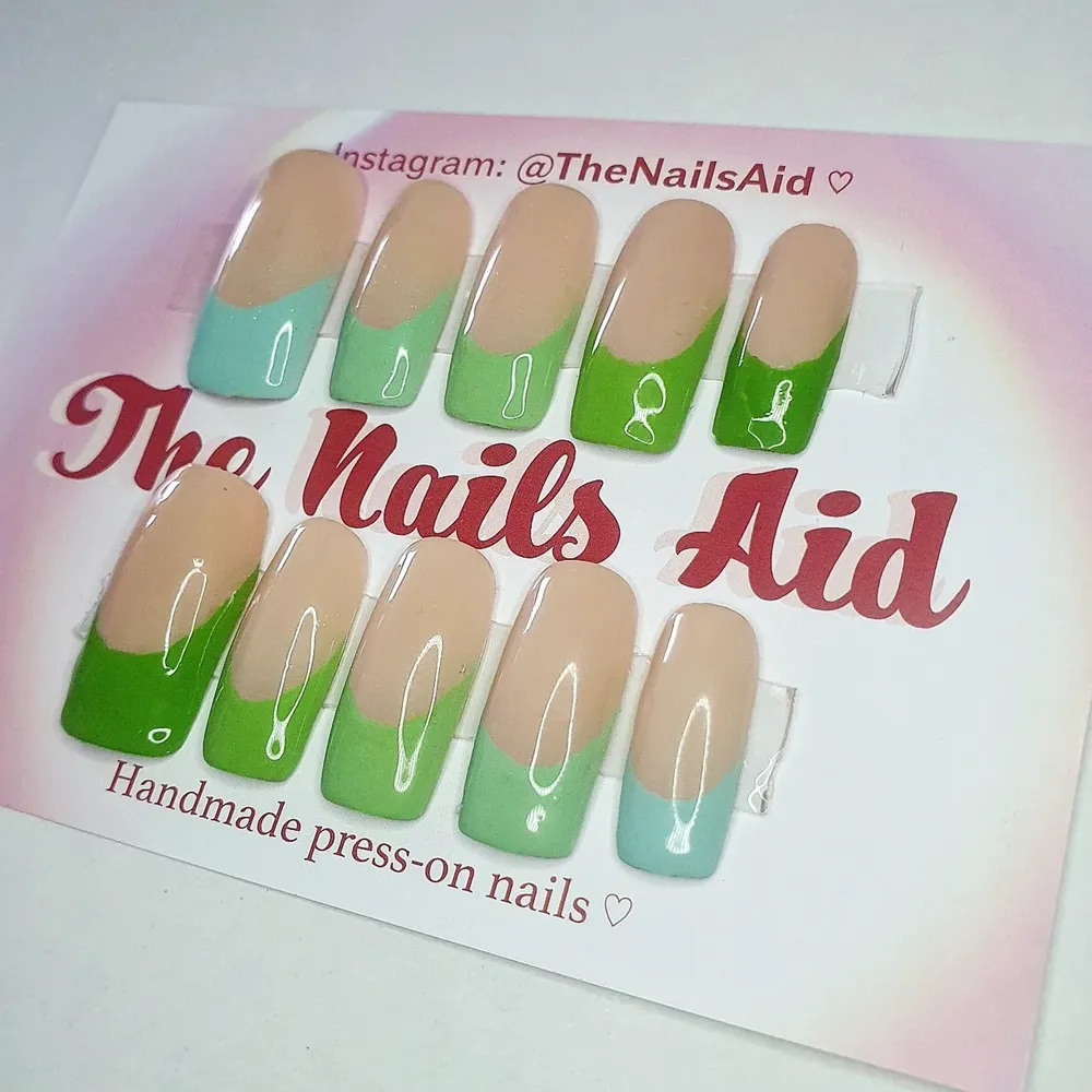 Sommriga gröna french manicure naglar press-on ! (naglar man limmar på) hur fina som helst 🤗🤍   • Kolla in @TheNailsAid på instagram för fler designs och detaljer ! följ gärna 💗🌸 . Övrigt.