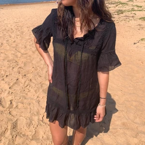 Svart strandklänning🫶🏼 - Såå fin svart klänning som funkar både till vardags men också som en strandklänning!! har endast en defekt, som är ett litet hål (se bild 3) men går enkelt att laga🫶🏼🫶🏼 