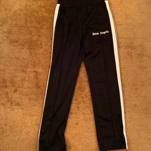 Palm angels trackpants  - Köpte dessa för ett tag sen, säljer pga att de inte kommer till användning. Nästan oanvända, skick 9/10 då det inte finns varken märken eller fläckar. Nypris 3455kr från FarFetch. Kvitto, QR kod och lapp finns. Vid snabb affär kan priset diksuteras. 👍 