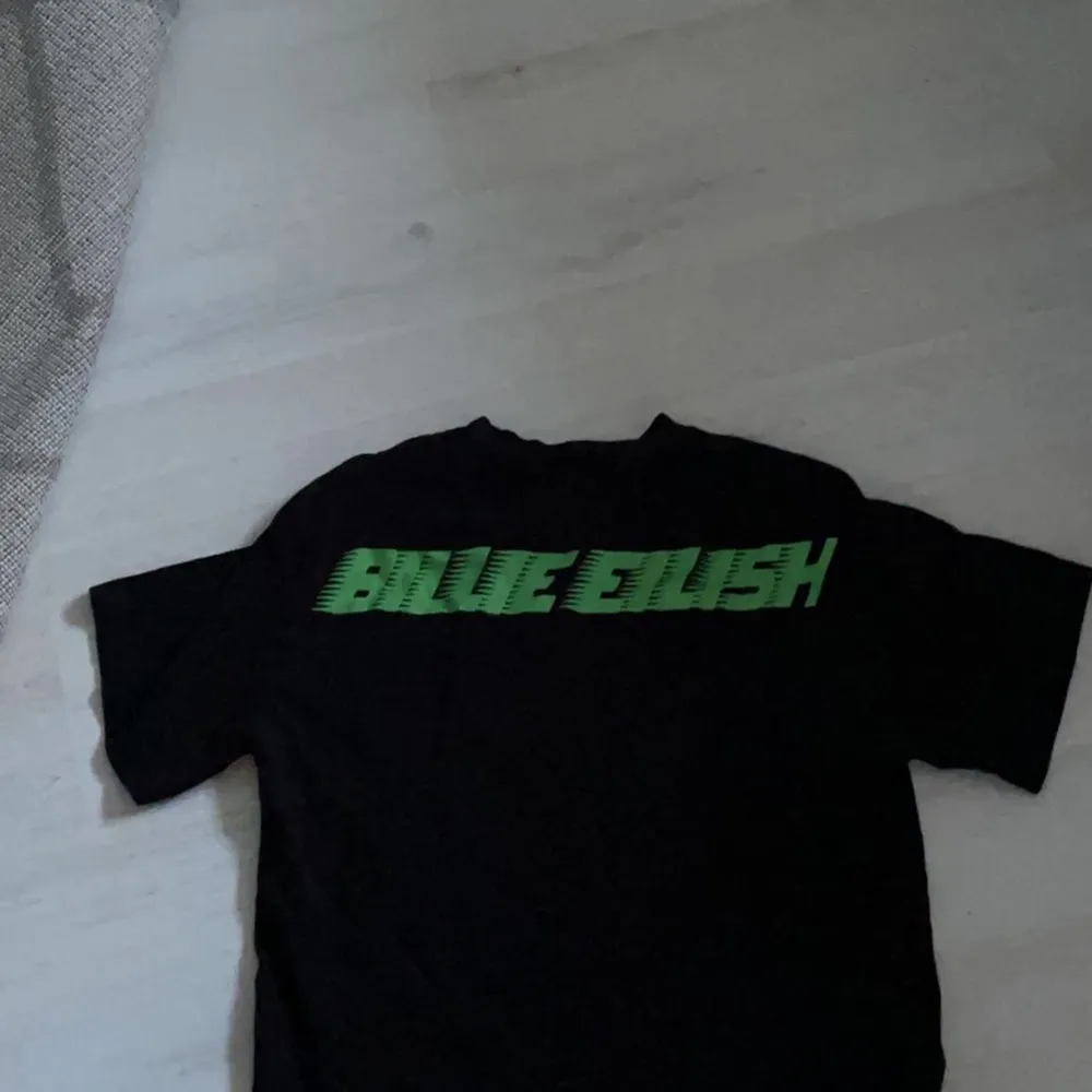 H&M’s Billie Eilish merch! Jättebra skick, använd några få gånger. 💘🖤💚. T-shirts.