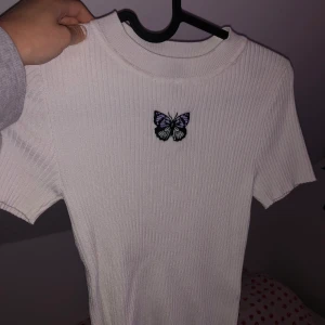 Vit topp - Jättesöt topp med en fjäril 🦋 aldrig använd och är i nyskick, endast testad.