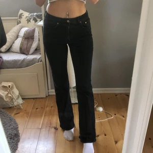 Svarta jeans - Använda en gång. Utsvägda och lågmidjade. Skönt och stretchigt matrial. Passar mig som är 170cm lång.