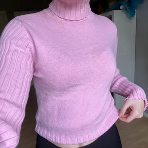 Superfin rosa polo - Oerhört fin rosa polotröja! Den är ganska tjock i tyget, inte riktigt stickad utan mer virkad, försökte visa på sista bilden. Står i att det är XL men passar XS/S. Hör av dig vid frågor! 