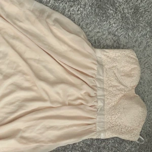 Ljusrosa klänning  - En ljusrosa klänning som är för stor för mig! Aldrig använd. 