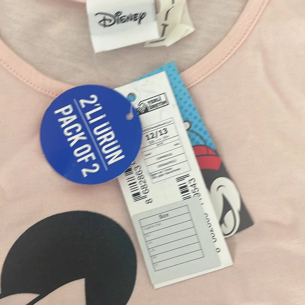 Pyjamasen är helt i nyskick och aldrig använd (prislappen kvar på tröjan) säljer åt min kusin då den aldrig kommer till användning!💗vet inte riktigt vart den är köpt men kan va från Disney då det står på lappen! Nypris: ca 3-400 tror vi. Övrigt.