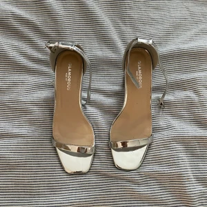 Klackskor - Superfina silvriga klackskor 🤍 Nästan som nya endast använda vid ett tillfälle😍 storlek 36😘