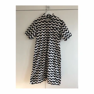 Klänning Marimekko x Uniqlo  - Klänning från Uniqlos samarbete med Marimekko. Storlek S. Aldrig använd, så gott skick. Priset kan diskuteras. 