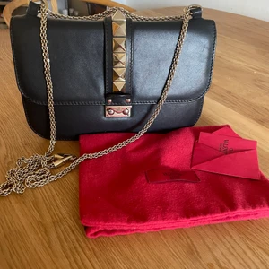 Valentino Glam lock bag - Säljer nu min Valentino glam lock bag som är köpt i våras på Vestiaire Collective. Har betalat extra för att den ska gå igenom äkthetskontrol där. Allt på bilden ingår💗