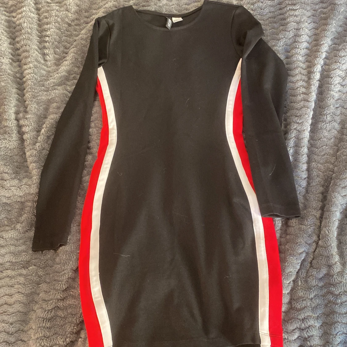 En svart tajt klänning 