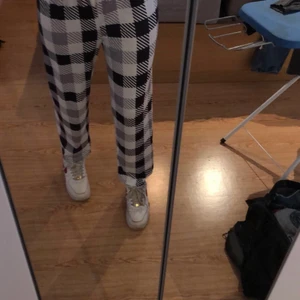 Pyjamasbyxor  - Ett par pjyamasbyxor som är helt nya, jag har andvänt dom en gång. Dom är i S men passar oxå som XS. Dom är ifrån SHEIN