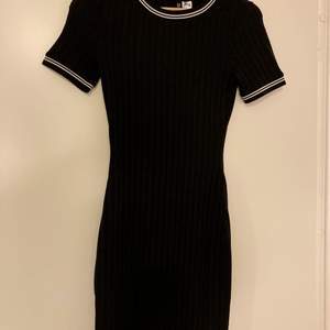 Jättefin svart Trikåklänning, från HM Divided. Knappt använd, Säljer då den är för liten för mig. Köparen står för frakten.