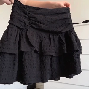 Gina tricot kjol - Superfin populär gina tricot kjol som inte går att köpa längre. Storlek 36 och jättebra skick. Skriv gärna vid intresse eller frågor💕