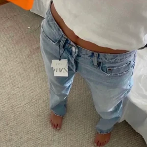 Mid rise jeans - Vill få sålda snabbt! Zara mid rise jeans, super skick. Har både mörkblå och ljusblå!  Byter gärna mot samma jeans i storlek 36! 