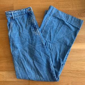 Vida jeans från H&M. Storlek 38. Är i bra skick, säljer då de inte passar längre. 