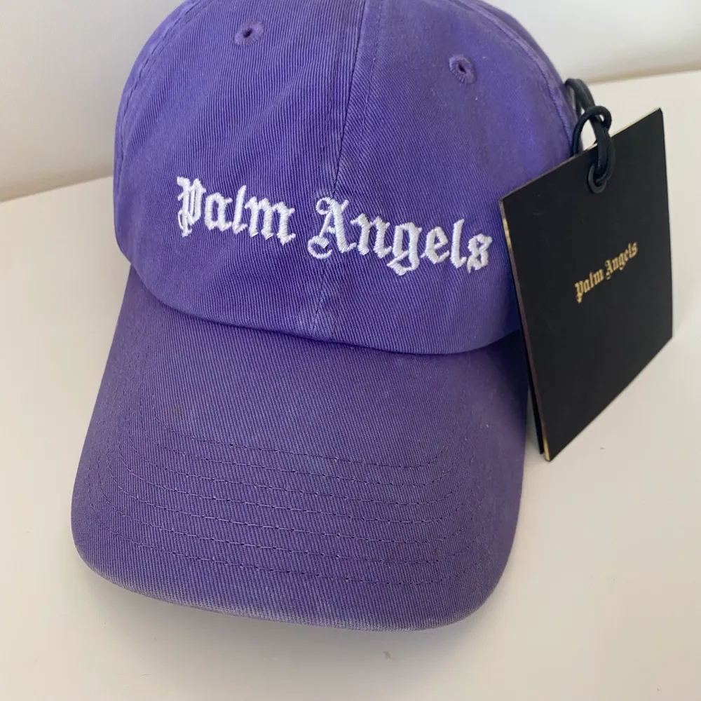 Säljer min lila Palm Angels keps🌴💜, då den bara har legat på hatthyllan senaste året. Köptes vintern 2019, tags kvar. Säljs i använt skick, se bilder💜 Nypris runt 2000kr. Accessoarer.