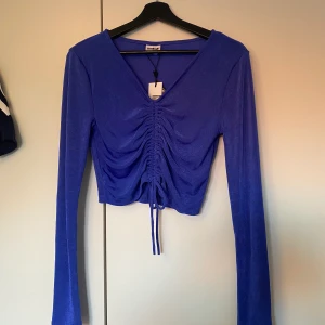 VeroModa topp blå - Topp från VeroModa som aldrig är använd. Perfekt till fest i en superfin kornblå färg. Storlek M men passar även S