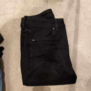 Svarta tajta jeans från Monki. Använd 1 gång (för små!) så passar en liten 38a eller en 36a. Köparen står för frakten