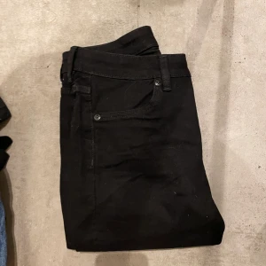 Svarta jeans 36 - Svarta tajta jeans från Monki. Använd 1 gång (för små!) så passar en liten 38a eller en 36a. Köparen står för frakten