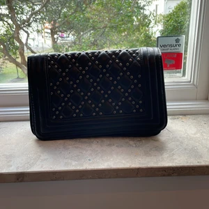 Väska - En väska i bra skick och med axelband 