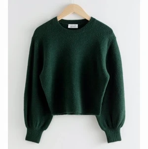 & order stories -  stickad tröja - Bild 1 och 3 är lånade! Superfin grön stickad tröja från & order stories! Säljer pga förliten för mig! Storlek XS, köpt i London för 399kr🫶🏽🫶🏽