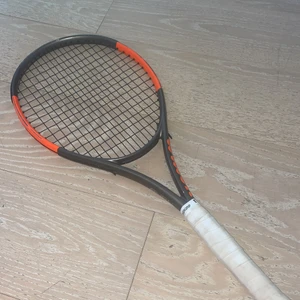 Wilson tennisrack - Säljer mitt gamla rack då jag inte spelar med denna typ av modell längre. Racket är lite slitet men är nysträngat och till ett väldigt bra pris för ett tennisrack!! Racket väger 280 gram. De går att pruta ner priset för vill sälja snabbt😊 