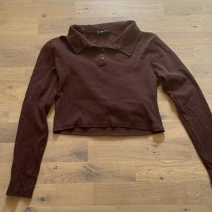 Topp - En brun topp som är använd typ 3 gånger. Inga defekter strl L