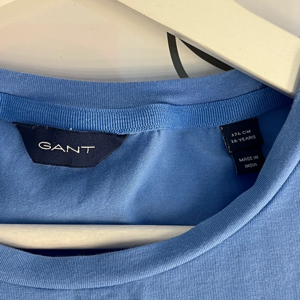 Superfin tröja ifrån Gant. Använd typ 2 gånger.Nypris ca 400. Skulle säga att det är en storlek mindre än storlek mindre än vad det står.. T-shirts.
