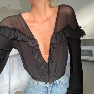 Body från Nly - Så fin body från Nly, köp förra året och knappt använd 🖤 möts upp i Stockholm eller skickar! 