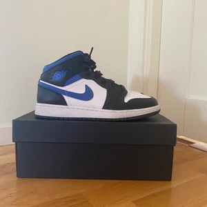 Jordan 1 - Säljer mina Jordan 1 Mid White Racer Blue då dom tyvärr inte kommer till användning längre! Köpta på Restocks för 1600kr. Dom är använda med har varit väldigt försiktig så dom är fortfarande i väldigt bra skik😊
