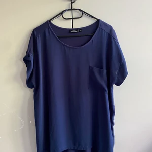 T-shirt blus - Beskrivning finns på bilden 