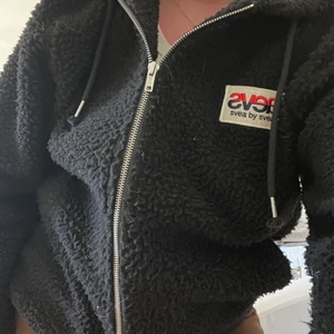 Teddyjacka från Svea - Supermysig jacka från Svea som är varm men ej fodrad. Är stor i armarna så man får plats med en större tröja under