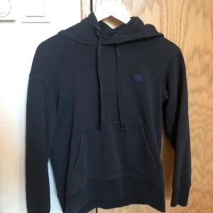 Acne Studios Hoodie - En marin blå Acne Studios Hoodie i st S. I princip oanvänd och säljer pga för liten. Super fint skick och väldigt snygg, dessutom bra kvalite! Finns inte längre på hemsidan, originalpris ca 2000kr för mer bilder dm💕