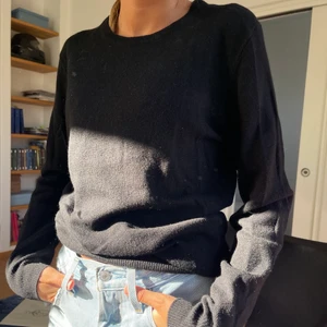 Svart Kashmir tröja  - Jag säljer även denna svarta Kashmir tröja från J.crew (100% kashmir). I nyskick. Storlek S.🖤🖤🖤