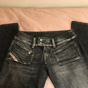 Lågmidjade diesel jeans - Säljer mina grå/svarta diesel jeans. Köpte dom på plick men dom var försmå. Dom är i strl 25 men är väldigt små i storleken. Det passar någon med midjemåttet 67 cm. Kontakta för fler bilder frågor💗