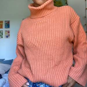 Mysig orange stickad tröja med hög krage!!😙😙💕 Skriv för fler bilder!🫶🏽