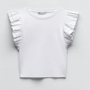 Volangtopp - Säljer den vita volangtopp ifrån zara. Använd en gång så i jättefint skick. Köparen står för frakten❤️