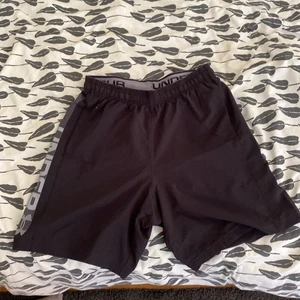 Under Armour Träningsskjorts (oanvända) - Bra träningsshorts jag köpte på Zalando för 279kr. Aldrig använt de då jag missbedömde storleken men aldrig returnerade de. De är väldigt svala. Storlek är M, loose fit Kan skickas eller hämtas Ej prutbart då de är i nyskick och lågt pris redan. 