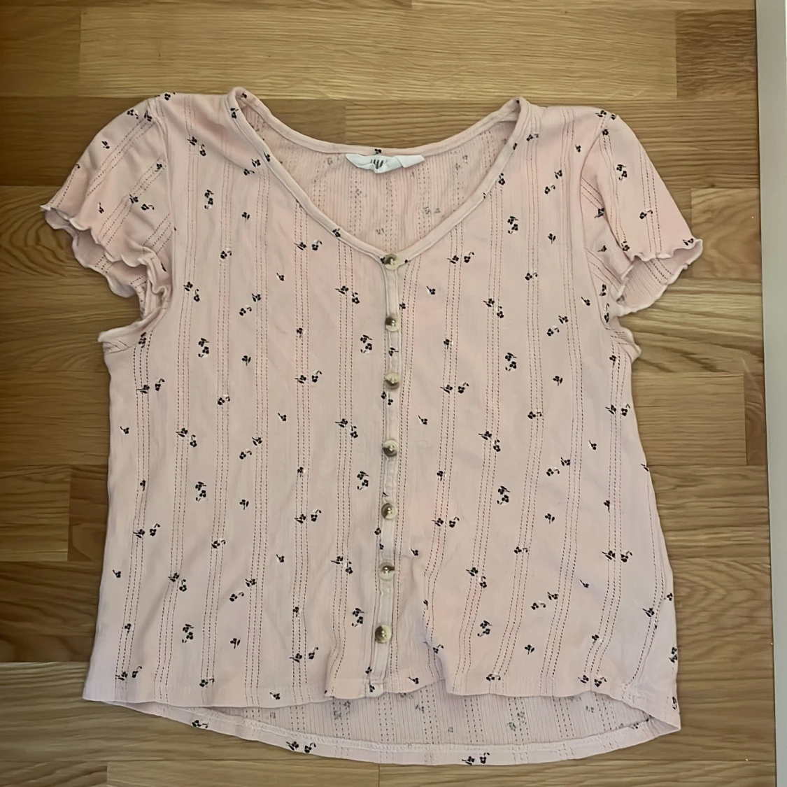 Rosa T-shirt med svarta blommor