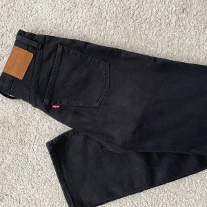 Levis ribacge - Säljer mina svarta jeans från Levis i modellen Ribcage. Sparsamt använda. 