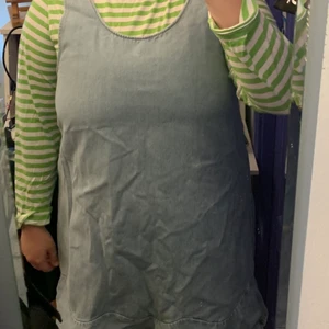 Denim klänning  - Klänning från monki i ljusblå denim. Klänningen är i gott skick. Köpare står för frakt.