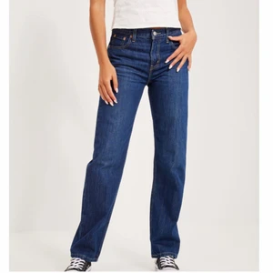 Levis 501 - Levis 501 i strl 26/32. Midwaist och raka i benen. Skriv för egna bilder🌸🌸
